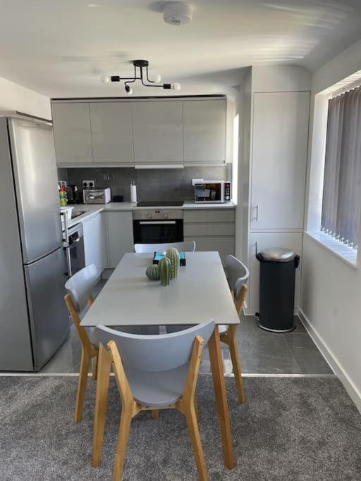 Paradigm House, Modern 2-Bedroom Duplex Apartment 2, Free Parking, Oxford Bagian luar foto
